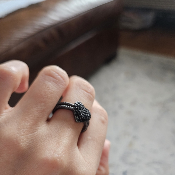 Chic Black Heart Ring - Picture 4 of 4
